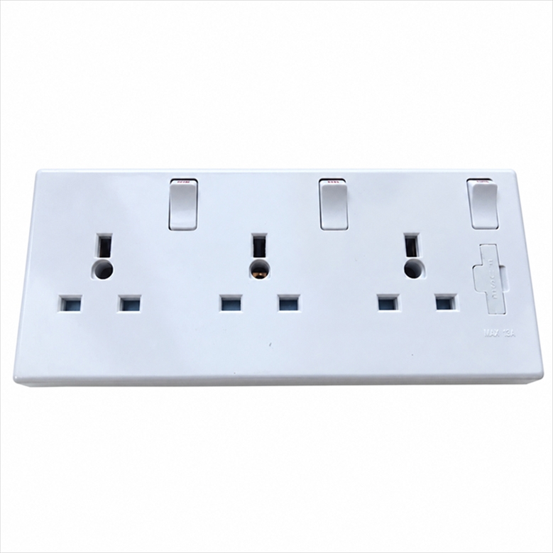 A093-LS.jpg A093-LS Switched Socket Converter, 3 Gang, 13 A - Image 1